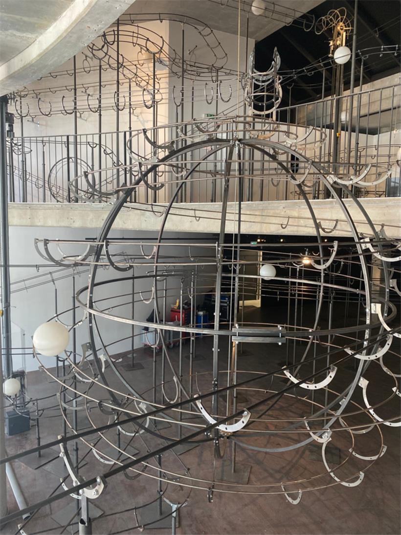 „Distance“: une invitation au jeu par Jeppe Hein 
