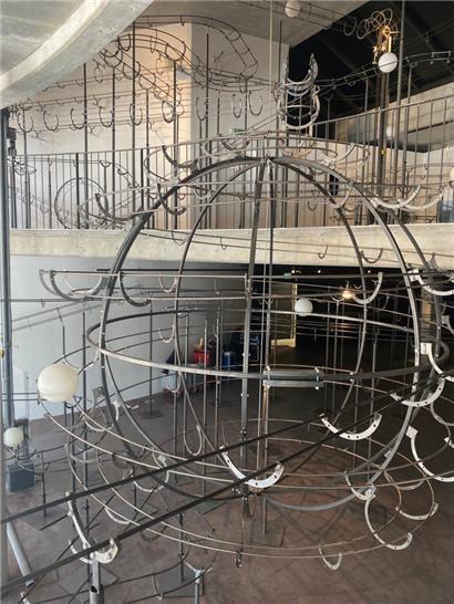 „Distance“: une invitation au jeu par Jeppe Hein 
