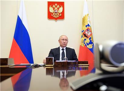 Distanz halten: Angesichts der Corona-Pandemie verzichtet Wladimir Putin nun doch lieber auf eine Militärshow
