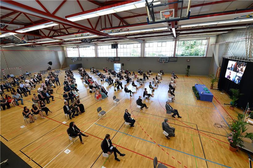 Distanz wahren: Bei der Diplomüberreichung im LGE wurden alle sanitären Schutzmaßnahmen eingehalten. Feierlich war es trotzdem.
