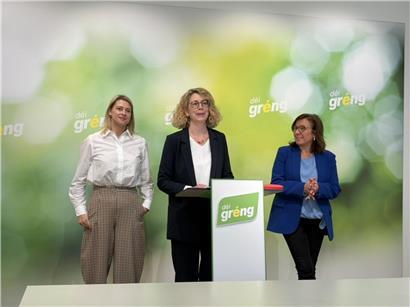 Djuna Bernard, Joëlle Welfring und Tilly Metz bei einer öffentlichen Veranstaltung in professioneller Kleidung