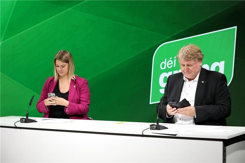 Djuna Bernard und Christian Kmiotek stimmten ebenfalls per App über die Parteibeschlüsse ab
