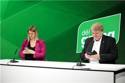 Djuna Bernard und Christian Kmiotek stimmten ebenfalls per App über die Parteibeschlüsse ab
