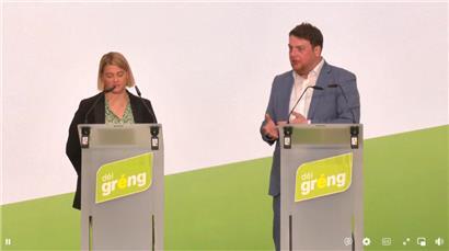 Djuna Bernard und Meris Sehovic, die Doppelspitze der Luxemburger Grünen, beim Parteitag in Junglinster am Samstag
