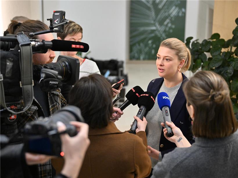 Djuna Bernard von déi gréng spricht im Parlament über die Affäre Wilmes, politische Debatte in der Chamber