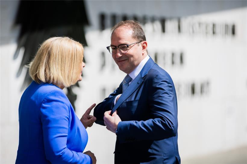 Dobrindt am Mittwoch bei der Amtsübergabe von seiner Vorgängerin Nancy Faeser (SPD) in Berlin
