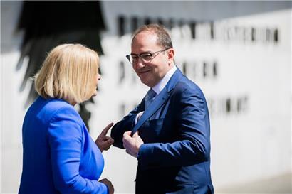 Dobrindt am Mittwoch bei der Amtsübergabe von seiner Vorgängerin Nancy Faeser (SPD) in Berlin
