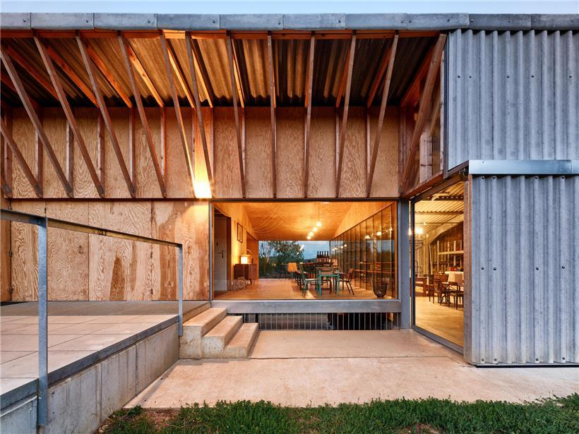 Weinberg und Gebäude der Domaine Les Béliers in Ancy, Frankreich, idyllische Landschaft und Weinanbaugebiet