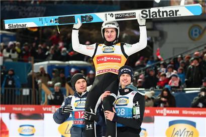  Domen Prevc (M, Slowenien) feiert mit Rok Oblak (Slowenien) und Anze Lanisek (l, Slowenien) nach seinem Sprung
