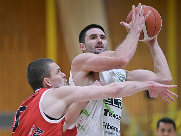 Domenick Sleva trifft entscheidenden Buzzer-Beater und wird Matchwinner im Basketballspiel