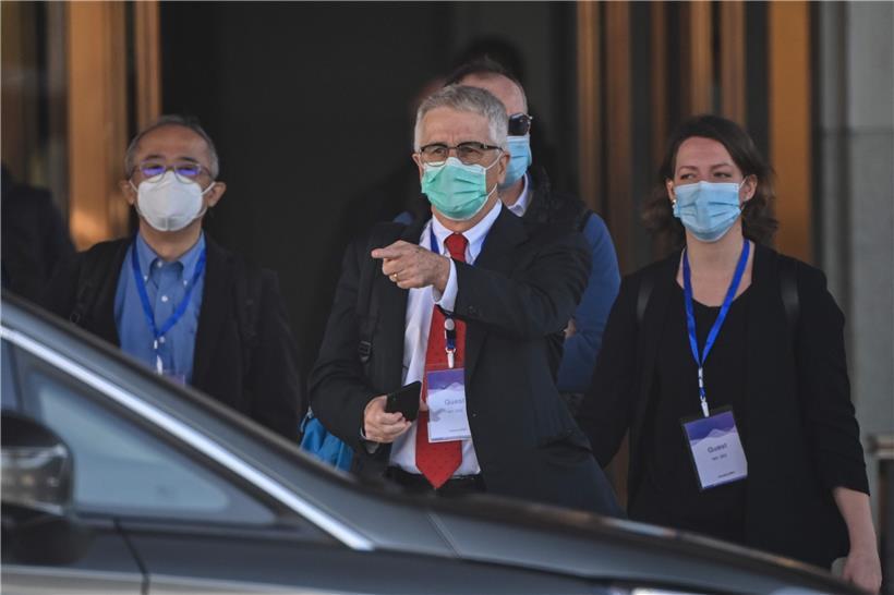 Dominic Dwyer (M.) verlässt Ende Januar gemeinsam mit weiteren WHO-Mitarbeitern ein Hotel in Wuhan
