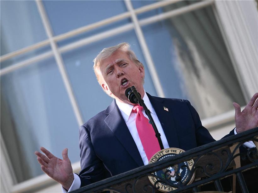 Donald J. Trump spricht verwirrt vor einer Glaubensgemeinschaft bei einer öffentlichen Veranstaltung