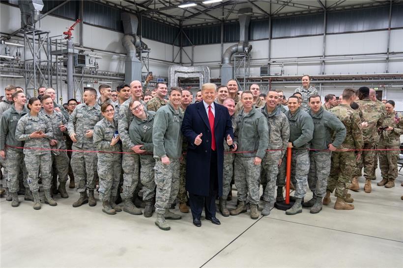 Donald Trump (M), Präsident der USA, lässt sich, während eines Zwischenstopps auf dem Stützpunkt der US-Luftwaffe in Ramstein, mit Militärangehörigen fotografieren. Der Abzug von rund 9500 US-Soldaten aus Deutschland ist beschlossene Sache.
