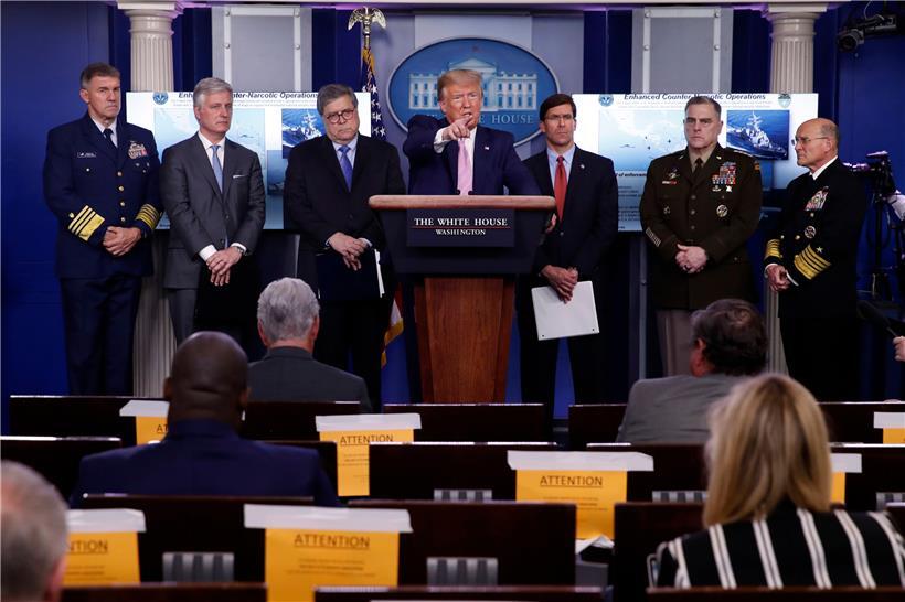 Donald Trump (M), Präsident der USA, spricht im Weißen Haus über das Coronavirus. 
