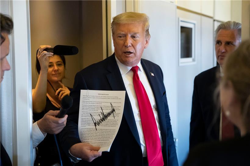 Donald Trump, Präsident der USA, spricht auf dem Rückflug von Cape Canaveral nach Washington mit Journalisten. Trump will den G7-Gipfel in Washington auf September verschieben und das Treffen dann um andere Staaten erweitern.
