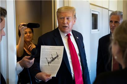 Donald Trump, Präsident der USA, spricht auf dem Rückflug von Cape Canaveral nach Washington mit Journalisten. Trump will den G7-Gipfel in Washington auf September verschieben und das Treffen dann um andere Staaten erweitern.
