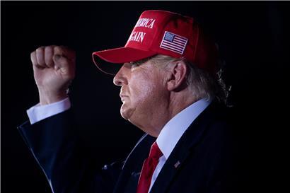 Donald Trump, Präsident der USA, spricht bei einer Wahlkampfveranstaltung auf dem Regionalflughafen Williamsport in Montoursville
