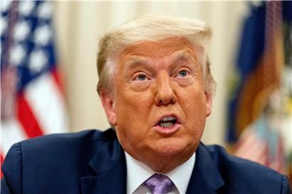 Donald Trump, Präsident der USA, spricht im Oval Office des Weißen Hauses. Israel und die Vereinigten Arabischen Emirate werden nach Angaben von US-Präsident Trump volle diplomatische Beziehungen aufnehmen. Israel werde dafür im Gegenzug bestimmte Ansprüche auf von Palästinensern bewohnte Gebiete im Westjordanland aufgeben, so Trump in einer über Twitter verbreiteten Mitteilung.
