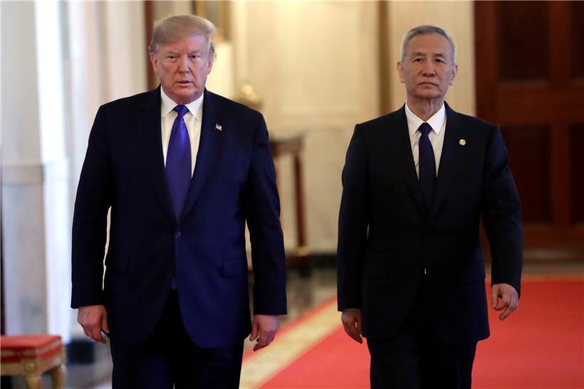 Donald Trump, Präsident der USA, und Liu He, Vizepremier von China, gehen zum East Room des Weißen Hauses. Fast zwei Jahre nach Beginn des Handelskriegs zwischen den USA und China wollen die beiden Länder ein erstes Handelsabkommen besiegeln.
