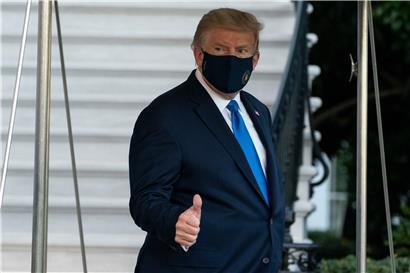 Donald Trump, Präsident der USA, verlässt das Weiße Haus. Nach seiner Infektion mit dem Coronavirus wird Trump ins Walter-Reed-Militärkrankenhaus gebracht. 
