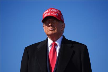 Donald Trump, US-Präsidentschaftskandidat der Republikaner und ehemaliger US-Präsident, kommt zu einer Wahlkampfveranstaltung an
