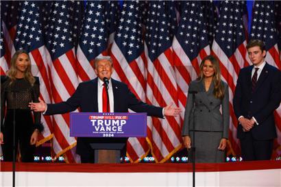 Donald Trump am Morgen vor Anhängern in Florida
