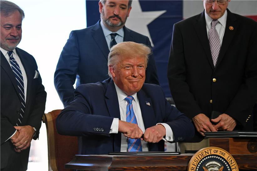 Donald Trump arbeitet sich an seinem Filzstift ab – und versuchte gestern, mit einem Tweet von desaströsen Wirtschaftszahlen abzulenken
