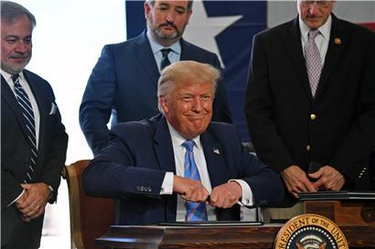 Donald Trump arbeitet sich an seinem Filzstift ab – und versuchte gestern, mit einem Tweet von desaströsen Wirtschaftszahlen abzulenken

