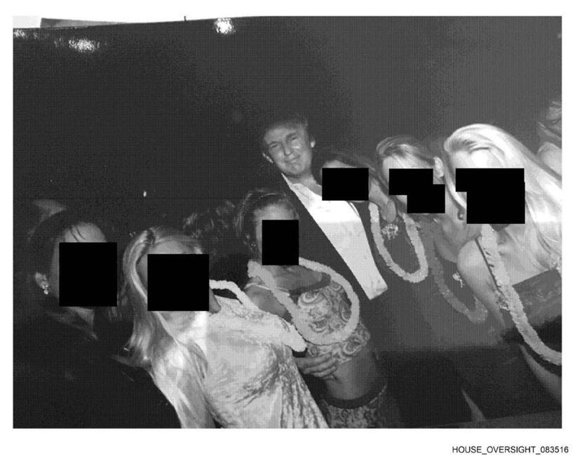 Donald Trump auf einem teilweise geschwärzten Foto, das von den Demokraten im Re...