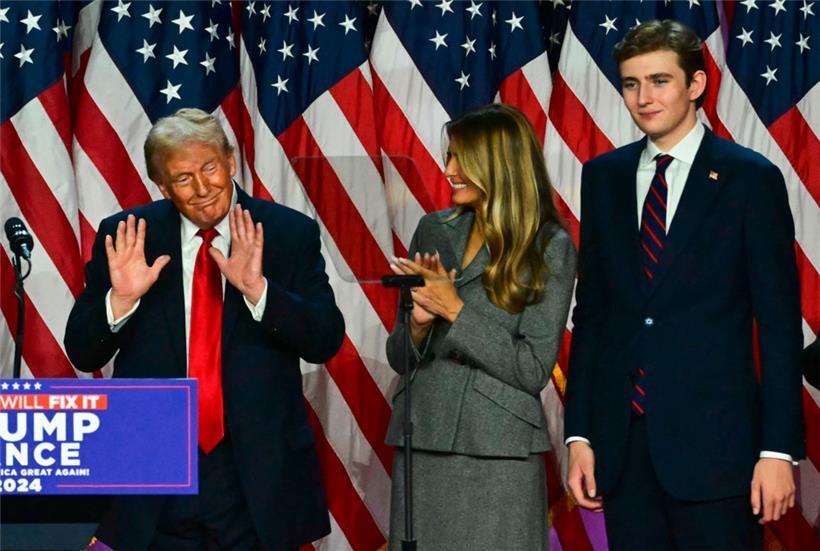 Donald Trump gestikuliert neben seiner Frau Melania Trump und ihrem Sohn Barron ...