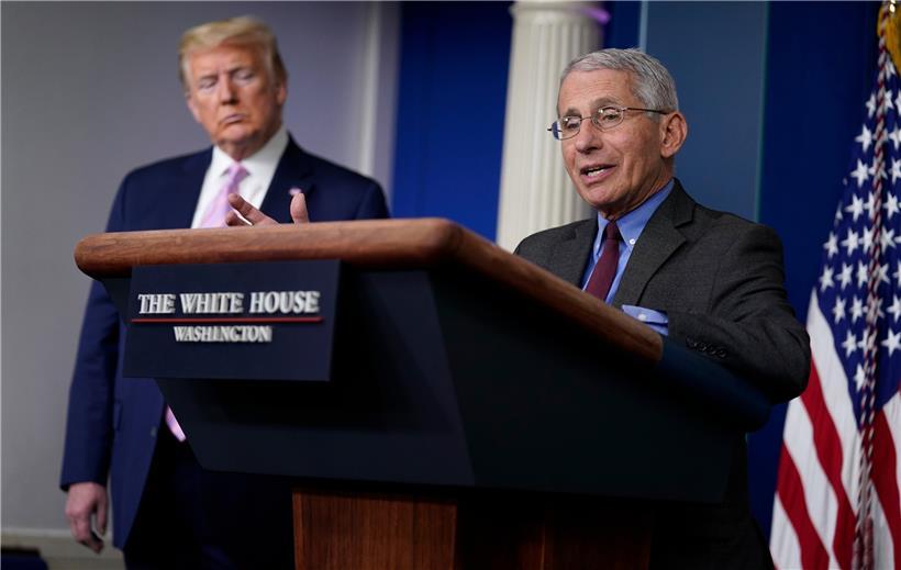 Donald Trump hört zu, als der Direktor des Nationalen Instituts für Allergie und Infektionskrankheiten, Anthony Fauci, während einer Pressekonferenz der Coronavirus-Task Force im Weißen Haus spricht. Die Zahl der Toten durch die Coronavirus-Krise nimmt in den Vereinigten Staaten jeden Tag dramatisch zu.

