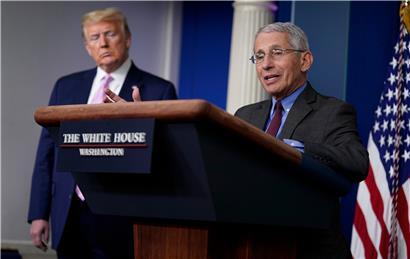 Donald Trump hört zu, als der Direktor des Nationalen Instituts für Allergie und Infektionskrankheiten, Anthony Fauci, während einer Pressekonferenz der Coronavirus-Task Force im Weißen Haus spricht. Die Zahl der Toten durch die Coronavirus-Krise nimmt in den Vereinigten Staaten jeden Tag dramatisch zu.
