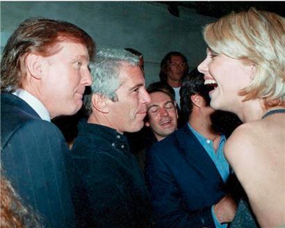 Donald Trump (l.) und Jeffrey Epstein (Mitte) mit Model Ingrid Seynhaeve auf einem Foto, das von den Demokraten im House Oversight Committee veröffentlicht wurde
