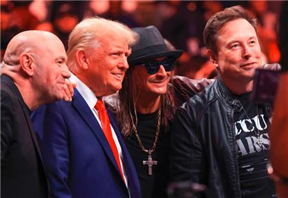 Donald Trump mit dem Sänger Kid Rock (M.) und Elon Musk bei einer MMA-Kampf-Veranstaltung im Madison Square Garden in New York
