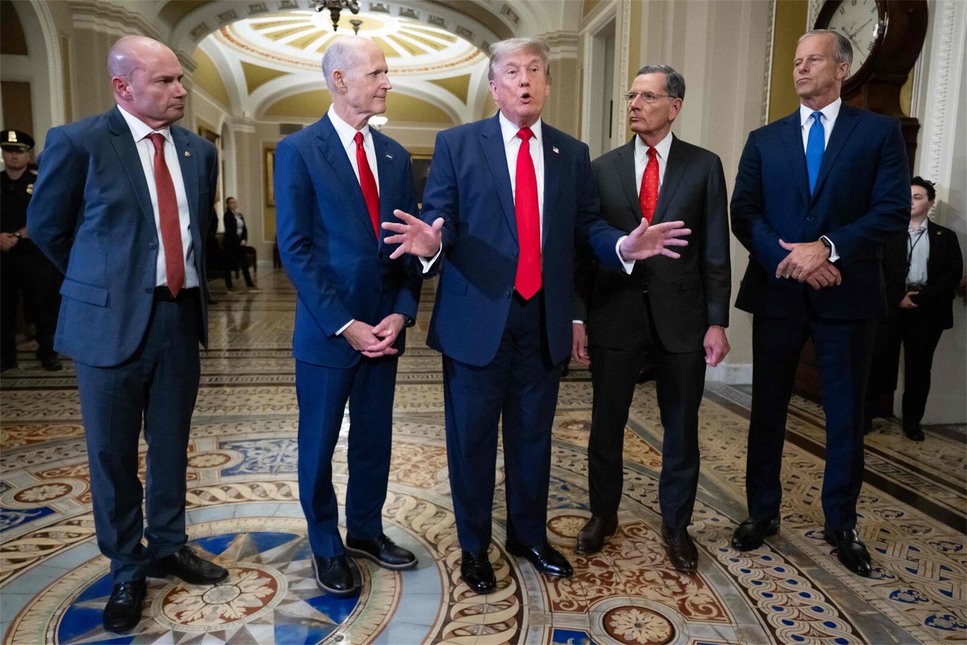 Donald Trump spricht im Kapitol mit republikanischen Senatoren, die aufmerksam seinen Ausführungen folgen