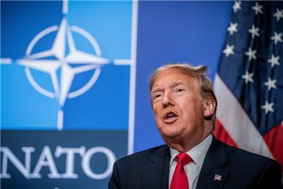 Donald Trump sprach 2019 bei einem bilateralen Gespräch mit der damaligen Kanzlerin Merkel nach der Arbeitssitzung des Nato Gipfels
