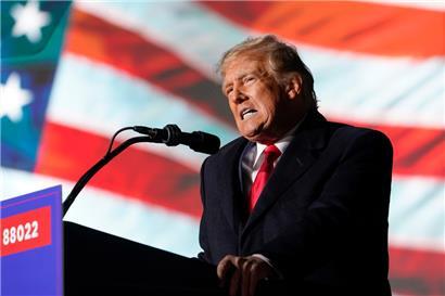 Donald Trump spricht bei einer Wahlkampfveranstaltung zur Unterstützung der Kampagne des republikanischen Ohio-Senatskandidaten Vance
