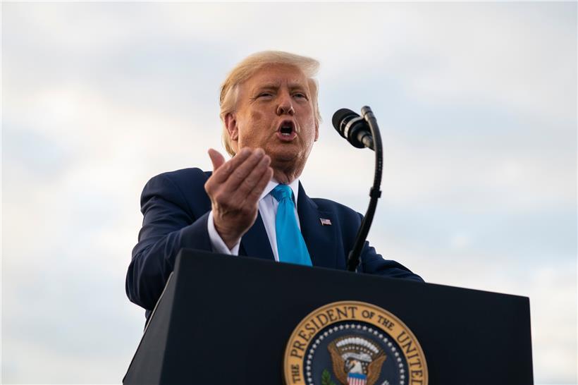 Donald Trump spricht während einer Wahlkampfkundgebung auf dem Regionalflughafen Arnold Palmer
