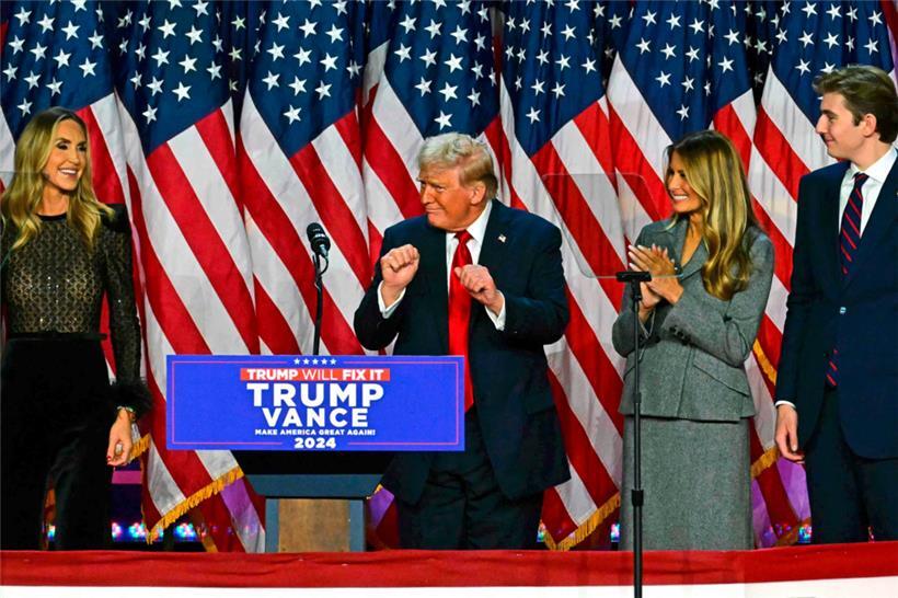 Donald Trump tanzt nach seiner Rede während einer Wahlveranstaltung im West Palm...