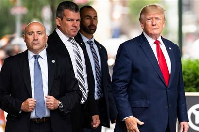 Donald Trump verlässt den Trump Tower auf dem Weg zur New Yorker Generalstaatsanwaltschaft, wo er im Rahmen einer zivilrechtlichen Untersuchung aussagen musste. Was er aber nicht tat.
