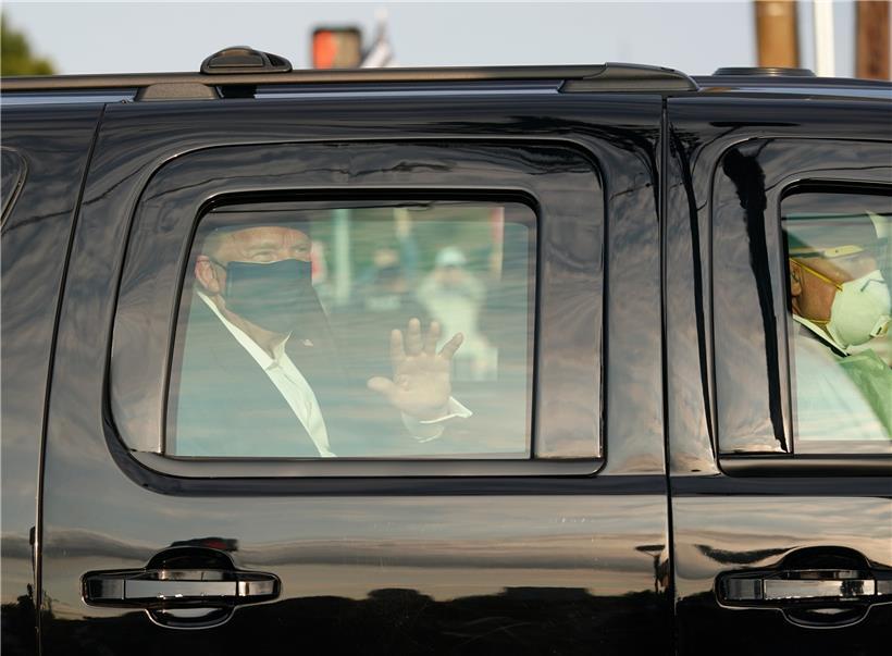 Donald Trump verließ am Sonntag das Walter-Reed-Krankenhaus und ließ sich bei einer Fahrt im gepanzerten Wagen von seinen Anhängern bejubeln
