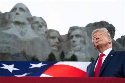 Donald Trump vor sechs Jahren am Mount Rushmore, Blick auf die historischen Präsidenten im Felsrelief der USA