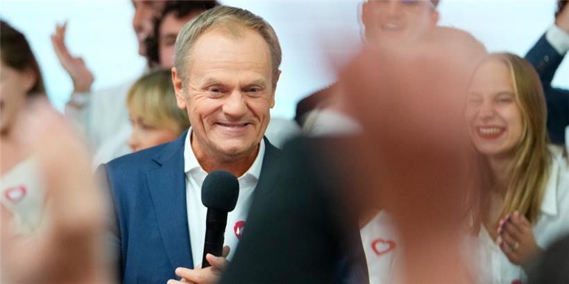 Donald Tusk, ehemaliger polnischer Ministerpräsident und Oppositionsführer, spricht zu Anhängern in der Zentrale seiner Partei. Nach der Parlamentswahl in Polen bleiben die Nationalkonservativen laut Prognosen stärkste politische Kraft – jedoch könnten drei Oppositionsparteien die neue Regierung bilden.
