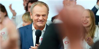 Donald Tusk, ehemaliger polnischer Ministerpräsident und Oppositionsführer, spricht zu Anhängern in der Zentrale seiner Partei. Nach der Parlamentswahl in Polen bleiben die Nationalkonservativen laut Prognosen stärkste politische Kraft – jedoch könnten drei Oppositionsparteien die neue Regierung bilden.
