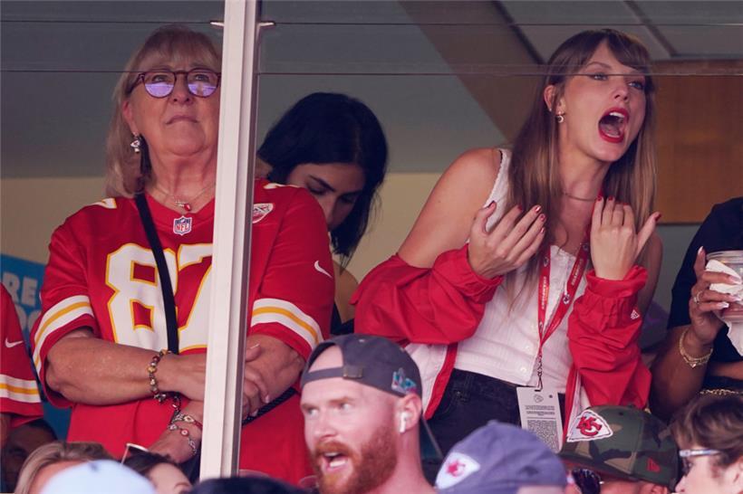 Donna Kelce, die Mutter von NFL-Profi Travis Kelce, neben Taylor Swift, die seit Wochen die meiste Aufmerksamkeit auf die Loge lenkt
