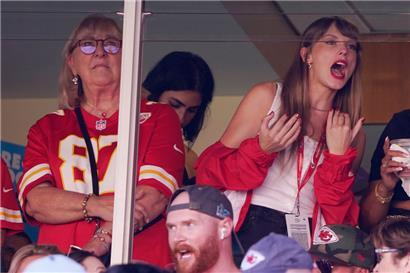 Donna Kelce, die Mutter von NFL-Profi Travis Kelce, neben Taylor Swift, die seit Wochen die meiste Aufmerksamkeit auf die Loge lenkt
