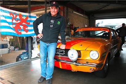 Donny Wagner vor dem DJAG-Mustang, den er zusammen mit Max Schmitz und Claude Dichter auf Gesamtrang 46 gesteuert hat
