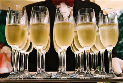 Don’t fly and drink: Crémant aus Luxemburg ist derzeit eher eine bodenständige Sache
