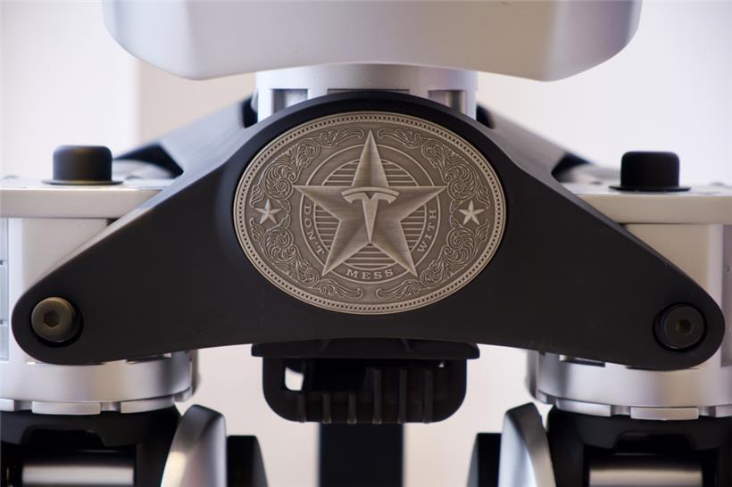 „Don’t mess with Tesla“ – ein Statement loyaler Fans? Trotz Kritik gibt es viele, die hinter der Marke stehen.
