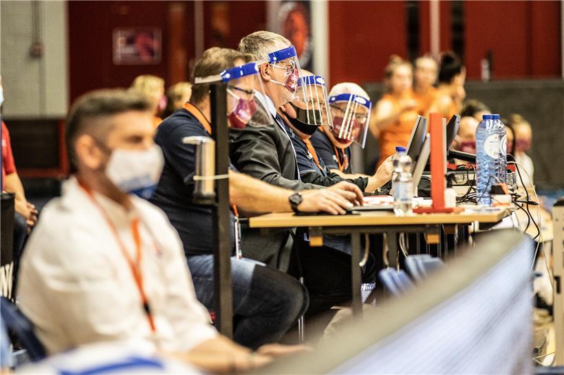 Doppelt abgesichert: Alain Steffes (2.v.l.) musste während der Qualifikationsspiele nicht nur Maske, sondern auch ein Plastikvisier tragen
